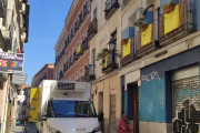 <p>Las banderas amarillas de Lavapiés Denuncia, un movimiento vecinal contra los narcopisos y la degradación, en una fachada del barrio.</p>