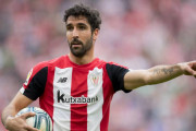 <p>Raúl García sostiene el balón en un partido de LaLiga.</p>