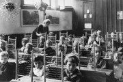 <p>Niños en la escuela con un ábaco sobre la mesa en Haarlem, Países Bajos, en torno a 1930.</p>