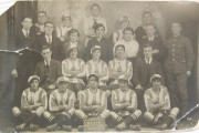 <p>El equipo Blyth Spartan Ladies F.C, posando junto a algunos simpatizantes durante la temporada 1917-18.<strong> / Diego Sideburns</strong></p>