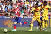 <p>Griezmann pone un centro perseguido por Ferran, autor del gol azulgrana.</p>