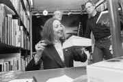 <p>La periodista Oriana Fallaci firmando libros en diciembre de 1980. </p>