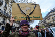 <p>Un manifestante en el Primero de Mayo en París en 2023. /<strong> Jeanne Menjoulet (CC BY 2.0)</strong></p>
