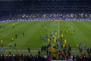 <p>Los ultras del RCD Espanyol invaden el campo durante la celebración del título del FC Barcelona. / <strong>Imagen: GolPlay en Youtube</strong></p>