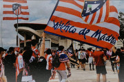 <p>Aficionado ondea la bandera rojiblanca con el escudo antiguo frente al Metropolitano. <strong>/ Twitter </strong></p>