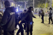 <p>La policía registra a dos jóvenes negros durante una de las manifestaciones en Francia por el asesinato racista de Nahel. / <strong>YouTube (DW Español)</strong></p>