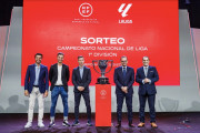 <p>Algunos de los exjugadores que participaron en el sorteo del calendario de La Liga. <strong>/ FEF</strong></p>