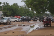 <p>Militares circulando por las calles de Niamey, capital de Níger, tras el golpe de Estado. /<strong>DW</strong></p>