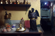 <p>La escultura de San Benito de Palermo encargada por el chef Pedro Peña en el interior del restaurante Niño Gordo. / <strong>Santiago Goicochea (Revista Anfibia)</strong></p>