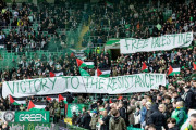 <p>Los aficionados del Celtic muestran su apoyo a Palestina en un partido frente al Kilmarnock, 7 de octubre de 2023. / <strong>Twitter (@NCCeltic)</strong></p>