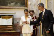 <p>La princesa Leonor recibe las medallas del Congreso y del Senado durante el acto de jura de la Constitución. / <strong>Casa de S.M. el Rey</strong></p>