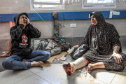 <p>Heridos en un pasillo del hospital Al-Shifa, el mayor de Gaza. / <strong>Mohammed Zaanoun</strong></p>