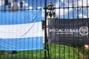 <p>La bandera argentina junto a otra que dice 'No a las SAD'. / <strong>X @CoordDeHinchas</strong></p>