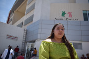 <p>Aylin Flores de Colectiva Libre Feminista en Ciudad Juárez, afuera del Hospital de la Mujer. | <strong>V. Martínez /</strong> <strong>openDemocracy–La Verdad de Juárez. Todos los derechos reservados</strong></p>