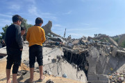 <p>Unos niños inspeccionan una vivienda destrozada por las bombas israelíes, 1 de diciembre de 2023. <strong>/ M. M.</strong></p>