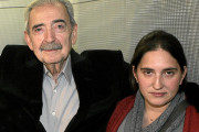 <p>Juan Gelman con su nieta, Macarena Gelman. <strong>/ Alejandro Gil </strong><strong>Gálvez</strong></p>