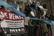 <p>Protestas frente al Congreso argentino por el decreto anunciado por el presidente Milei. / <strong>Télam (Youtube)</strong></p>