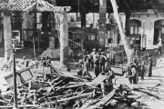 <p>Edificio destruido por el bombardeo de la aviación legionaria italiana durante la guerra civil española. Un grupo de hombres trabajan sacando escombros. /<strong>Ajuntament de Granollers</strong></p>