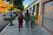 <p>Jessica da un paseo con sus hijos por su antiguo barrio en Córdoba (Andalucía).<strong> / J.S.</strong></p>