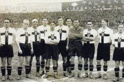 <p>El Ambrosiana, nombre que adoptó el Inter durante el fascismo, luciendo la camiseta con la cruz de San Ambrosio y el <em>fascio littorio</em> en el pecho en una imagen de la temporada 1928-29. /<strong>Wikimedia Commons</strong></p>