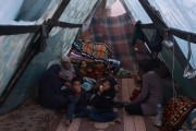 <p>Mujeres y niños refugiados palestinos descansan en el interior de una tienda de campaña. / <strong>Médicos Sin Fronteras ©</strong></p>