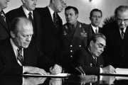 <p>L. Brézhnev, secretario general del PCUS, y G. Ford, presidente de los EEUU, firman un comunicado sobre los acuerdos SALT, en 1974. / <strong>Wikimedia Commons</strong></p>