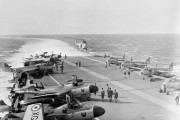<p>Cubierta de vuelo del acorazado británico HMS Albion, durante la crisis de Suez de 1956. / <strong>Colección real del Reino Unido </strong></p>