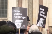 <p>Concentración por la liberación de Assange a las puertas del Alto Tribunal británico, 26 de marzo de 2024. / <strong>BBC News</strong></p>