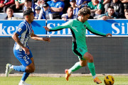 <p>Griezmann con el balón, perseguido por el babazorro Benavídes.</p>