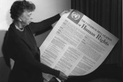 <p>Eleanor Roosevelt sostiene una copia de la Declaración Universal de Derechos Humanos en 1949. / <strong>FDR Presidential Library & Museum</strong></p>