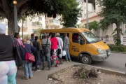 <p>Un grupo de personas hace cola para usar un taxi en La Habana (Cuba). El precio del combustible ha subido un 400%. / <strong>RTVE</strong></p>