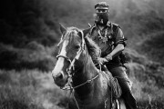 <p>El subcomandante Marcos posa a caballo en Chiapas, México. / <strong>Jose Villa</strong></p>