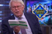 <p>Felipe González mostrando un ejemplar de la Constitución española durante la emisión de <em>El Hormiguero</em> del 23 de mayo. / <strong>Antena 3</strong></p>