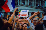 <p>Cientos de ciudadanos franceses se reúnen en la plaza Stalingrado (París) para celebrar los resultados electorales, la noche del 7 de julio. / <strong>Jean-Luc Mélenchon FB</strong></p>