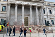 <p>La fachada del Congreso manchada de agua del color de la remolacha tras una protesta de Rebelión Científica. / <strong>CTXT</strong></p>