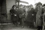 <p>Miguel de Unamuno junto a un grupo de personas en Gipuzkoa en 1924. / <strong>Fondo Marín-Kutxa Fototeka</strong></p>