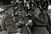 <p>Yagüe (a la derecha) junto a Franco en unas maniobras militares en 1946. / <strong>Kutxa Fototeka</strong></p>