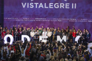 <p>Cargos y representantes de Podemos saludan desde el escenario en el cierre del Congreso de Vistalegre. / <strong>Manolo Finish</strong></p>