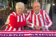 <p>Nieves Medrano y Andrés Serrano, fieles aficionados del Atlético de Madrid, durante la entrevista. / <strong>R.U.</strong></p>