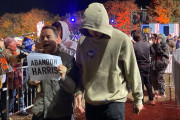 <p>Militantes propalestinos denunciaron la “hipocresía” del Partido Demócrata en el mítin de Kamala Harris en Ann Arbor (Michigan). / <strong>E.B. </strong></p>