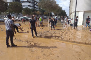 <p>Voluntarios limpiando el desastre en Benetússer. / <strong>Pacopac CC BY-SA 4.0, via Wikimedia Commons</strong></p>