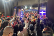 <p>Un grupo de electores republicanos se agolpa frente a una pantalla que emite el discurso de Trump, en Times Square (Nueva York). / <strong>E. B.</strong></p>