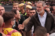 <p>Felipe VI durante su visita a Paiporta. / <strong>YouTube (casarealtv)</strong></p>