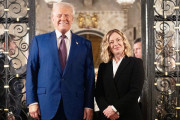 <p>Giorgia Meloni y Donald Trump, durante la visita de la italiana a la mansión del presidente de EEUU, en Mar-a-Lago, el 5 de enero de 2025. / <strong>X (@GiorgiaMeloni)</strong></p>