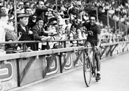 Gino Bartali celebra el triunfo del Tour en 1938.