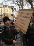 Un manifestante en la Plaza Léon Blume de París.