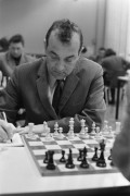 Víktor Korchnói jugando una partida de ajedrez en Amsterdam (1972).
