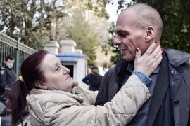  Una mujer saluda al nuevo ministro de Finanzas griego, Yanis Varoufakis, en Atenas.