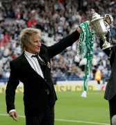 Rod Stewart posa con la Copa Escocesa del Celtic el 26 de mayo del 2007