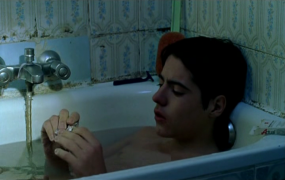 Biel Durán, interpreta a David, un tímido e introvertido adolescente, forofo del Atlético, en 'Más pena que gloria'.